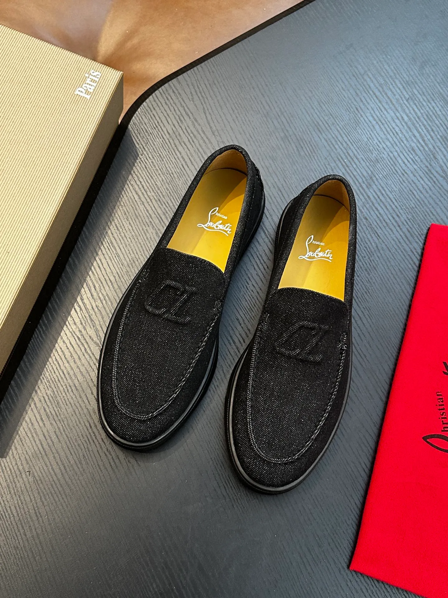 P760💰Christian Louboutin (red-soled shoes) Italian men’s casual sneakers are shipped! Each pair of shoes from this Italian handmade shoe brand has a simple and classic design, which is very comfortable and versatile! The upper fabric of this shoe is made of imported cowhide, with high-end and comfortable cowhide lining! The outsole is made of original rubber bottom sheets and is lined with cowhide! Brand-specific molded footbed, exclusive private mold control! Original box packaging, with shoe storage bag! 39 40 41 42 43 44 (38 45 46 customized)